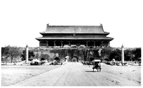 真实场景还是摄影布景?|再谈孙滋溪的《天安门前》 李卓颖 孙滋溪 天安门前 场景 布景 安雅兰 沈揆一 危机 中国 艺术 现代 崇真艺客